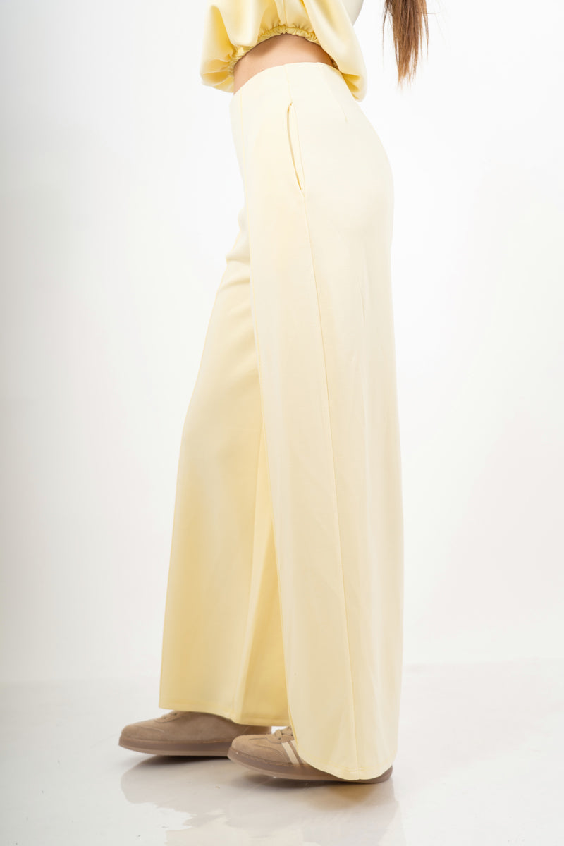 modella indossando Pantalone palazzo in felpa elasticizzata con nervio centrale colore