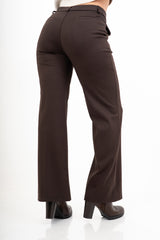 modella indossando Pantalone Punto Milano elasticizzato taglio elegante - Marrone colore