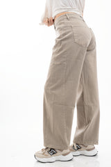 modella indossando Jeans barrel in denim con gamba ampia e cuciture strutturate colore Fango