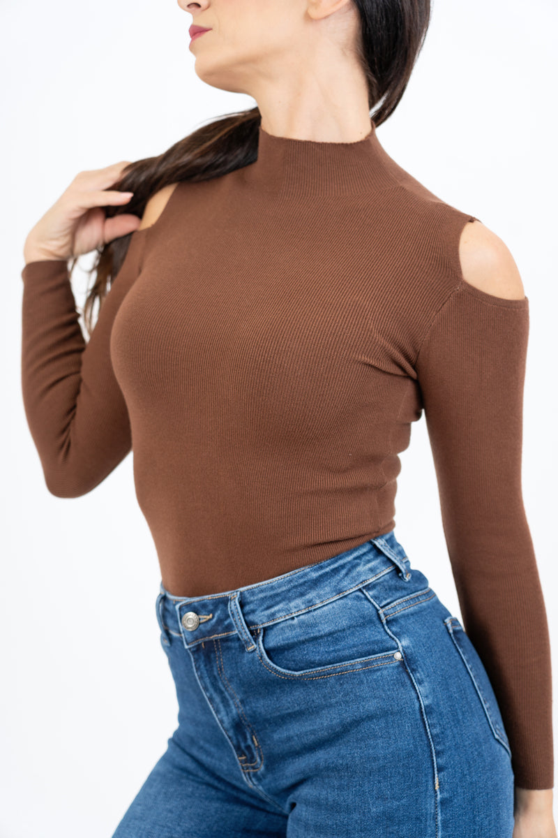 modella indossando Maglia collo vulcano con spalle scoperte in filato misto viscosa colore