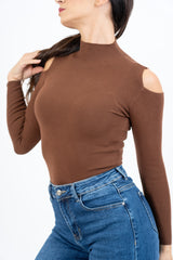 modella indossando Maglia collo vulcano con spalle scoperte in filato misto viscosa colore