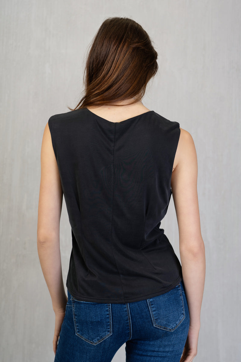 Maglia smanicata con drappeggio seno