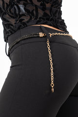 modella indossando Cintura gioiello con catena e strass colore