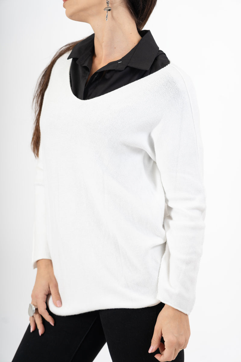 modella indossando Maglia over con scollo a V e orlo stondato in viscosa colore