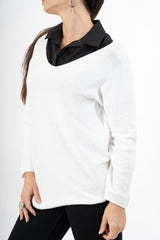 modella indossando Maglia over con scollo a V e orlo stondato in viscosa colore