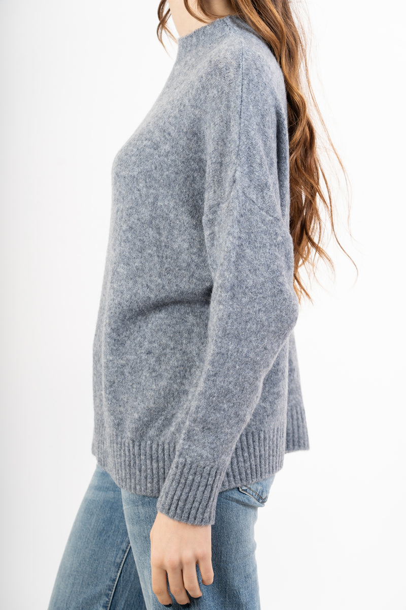 modella indossando Maglia girocollo morbida a spalla scesa in filato caldo colore