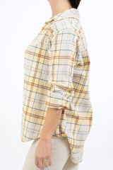 modella indossando Camicia flanella leggera a quadri in cotone colore