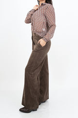 modella indossando Camicia in georgette velata fantasia Optical Cube colore