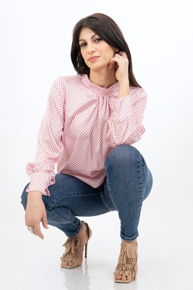 modella indossando Blusa in raso a pois con collo coreano e maniche arricciate colore