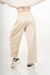 modella indossando Pantalone wide leg in tessuto effetto dainetto elasticizzato colore