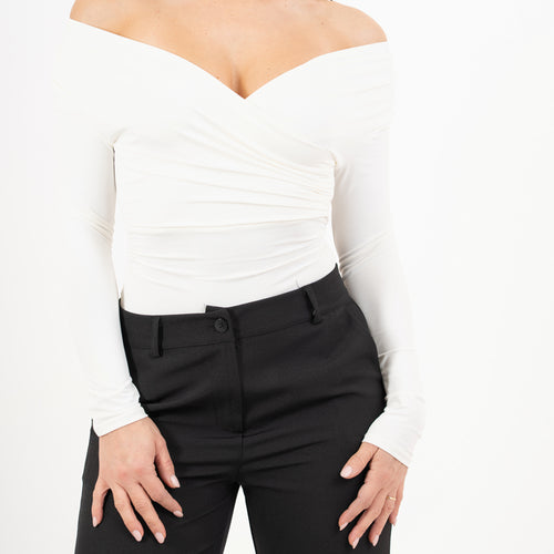modella indossando Body con scollo portafoglio in maglina elasticizzata colore PANNA Unica