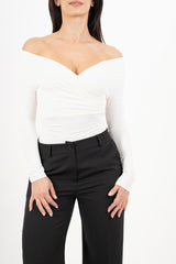 modella indossando Body con scollo portafoglio in maglina elasticizzata colore PANNA Unica