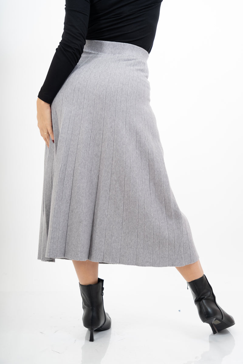 modella indossando Gonna Soft Pleat in maglia plissé colore