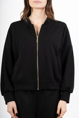 modella indossando Giacca in felpa misto viscosa con zip e manica ampia colore Nero Unica