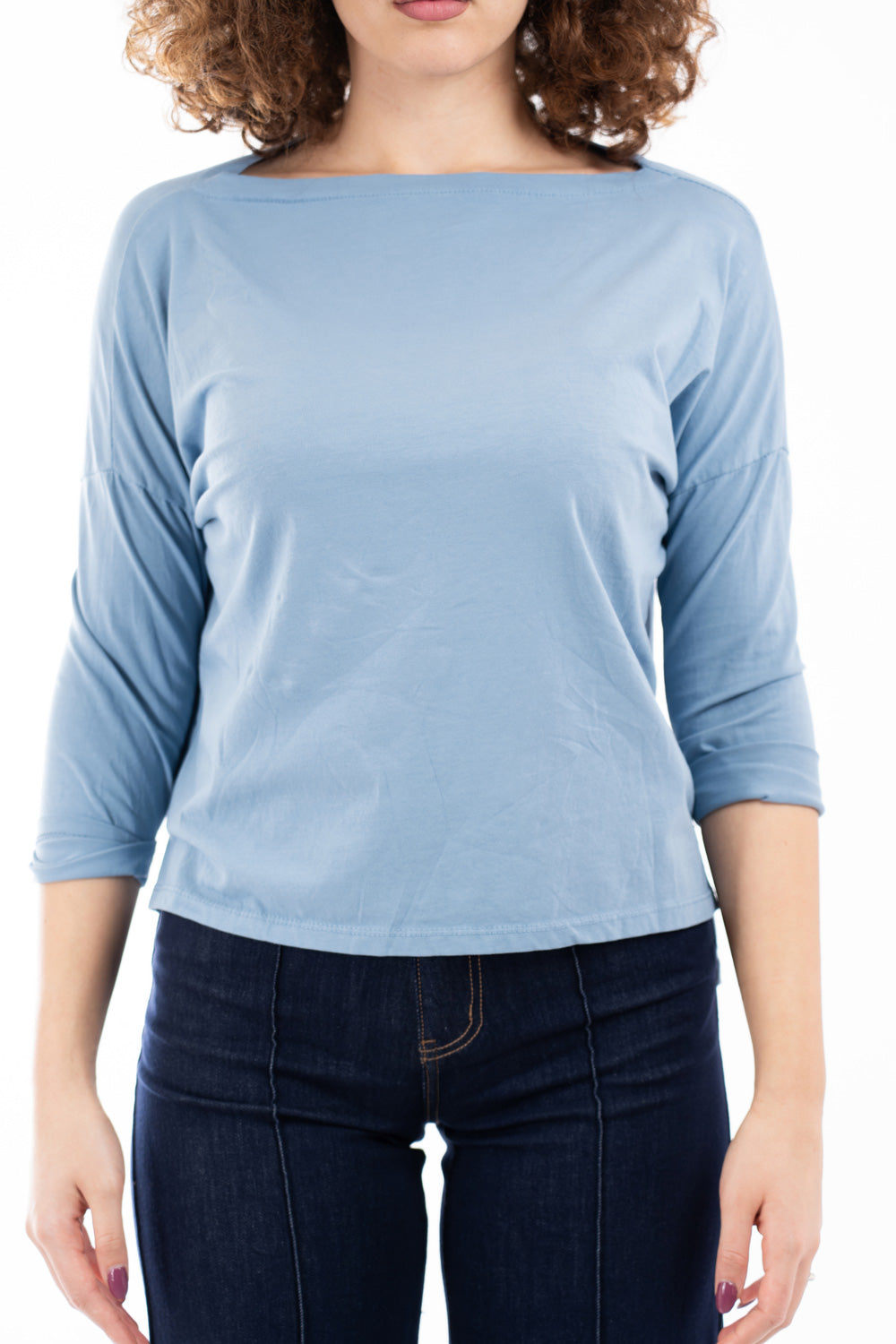 modella indossando Maglia over in cotone elasticizzato con scollo ampio e spacchi laterali colore Blu Jeans Unica