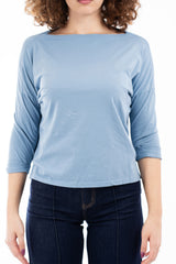 modella indossando Maglia over in cotone elasticizzato con scollo ampio e spacchi laterali colore Blu Jeans Unica