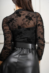 modella indossando Maglia Floris con alamari colore