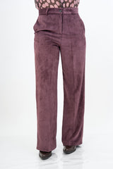 modella indossando Pantalone palazzo in velluto a costine Velvet Line prugna colore