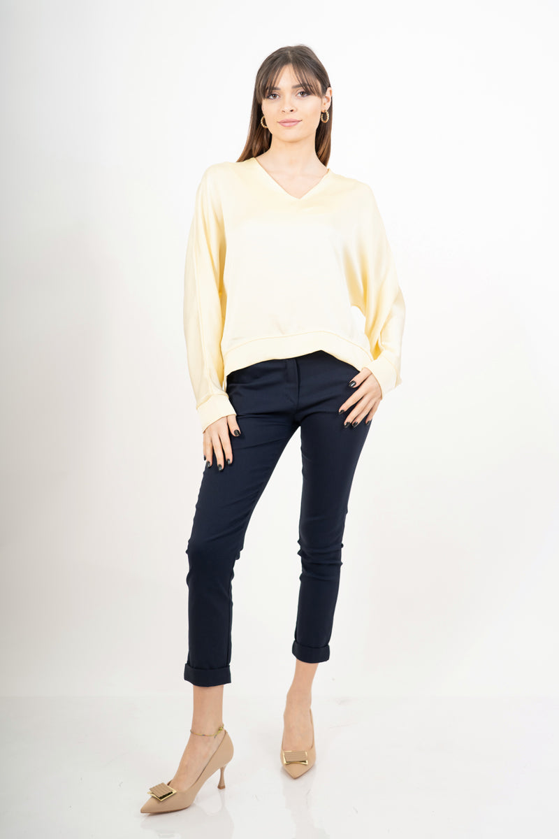 modella indossando Blusa ampia in raso cangiante con scollo a V e maniche a pipistrello colore