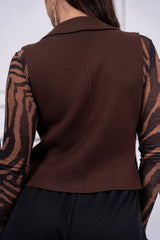 modella indossando Gilet Solenne in maglia con collo blazer colore