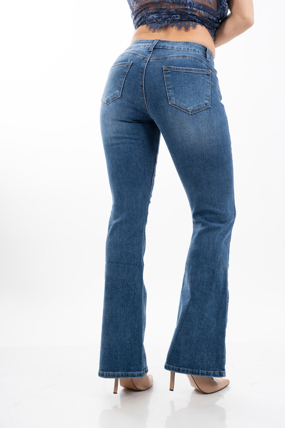 modella indossando Jeans flare push-up in denim elasticizzato a vita media colore