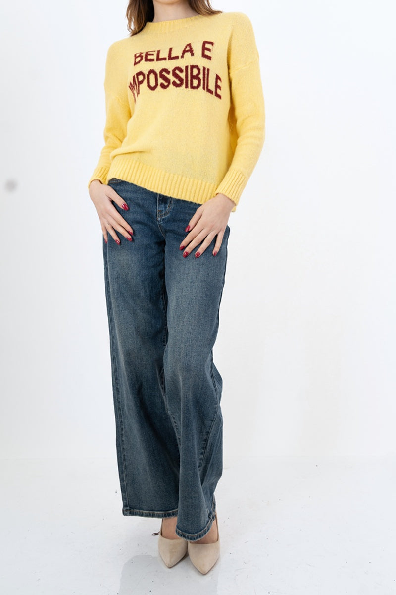 modella indossando Maglione girocollo con scritta “Bella e impossibile” in misto lana Made in Italy colore