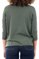 modella indossando Maglia over in cotone elasticizzato con scollo ampio e spacchi laterali colore
