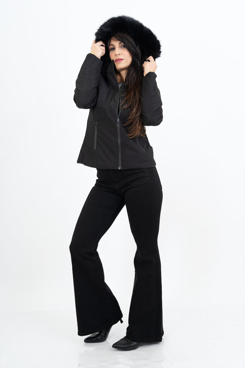 modella indossando Jeans zampa nero elasticizzato con tasche a toppa stile vintage colore