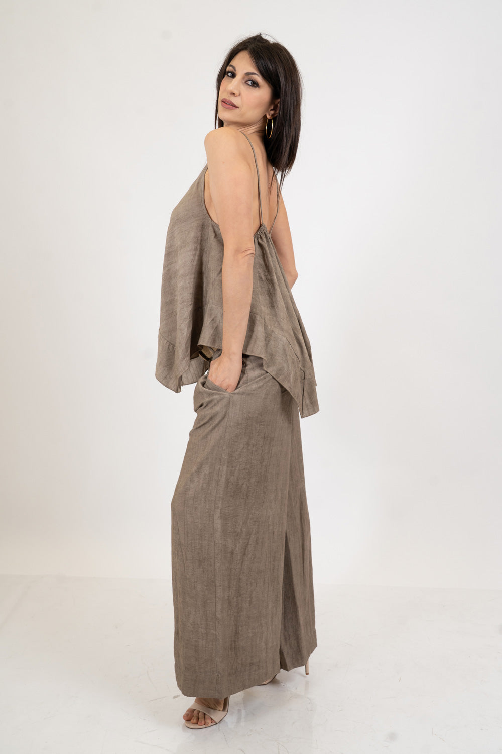 Pantalone palazzo effetto lino delavé con cintura intrecciata.