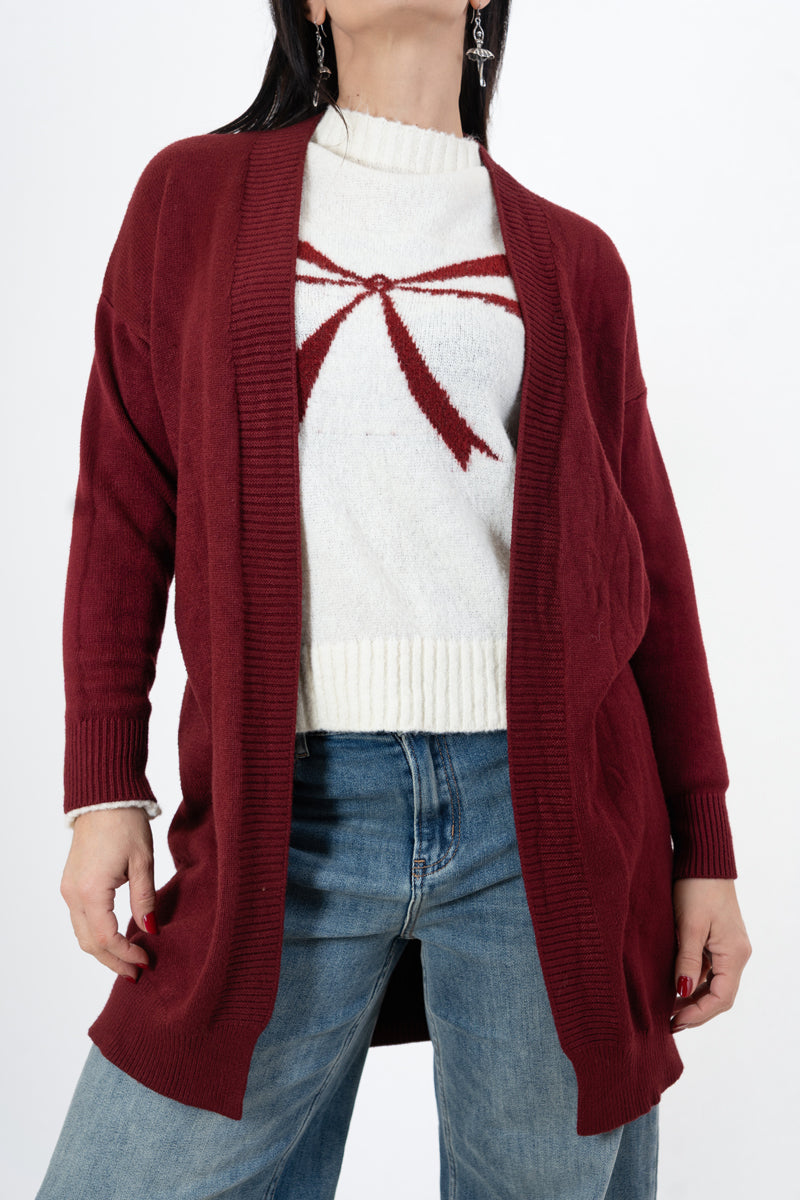 modella indossando Cardigan lungo misto viscosa con bordatura a coste colore BORDEAUX Unica