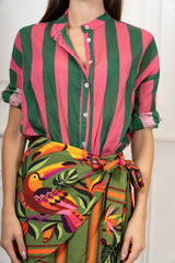 modella indossando Camicia in Cotone Leggero a Righe Bicolore Made in Italy colore