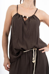 modella indossando Top EasyWave con scollo arricciato e coulisse con accessori colore Marrone Unica