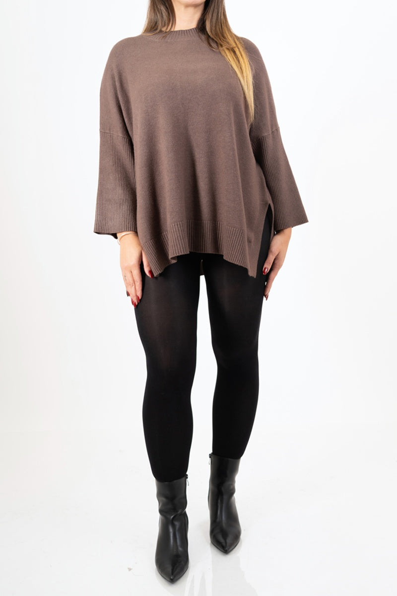 modella indossando Maglia lunga in misto viscosa con bottoni sul retro colore