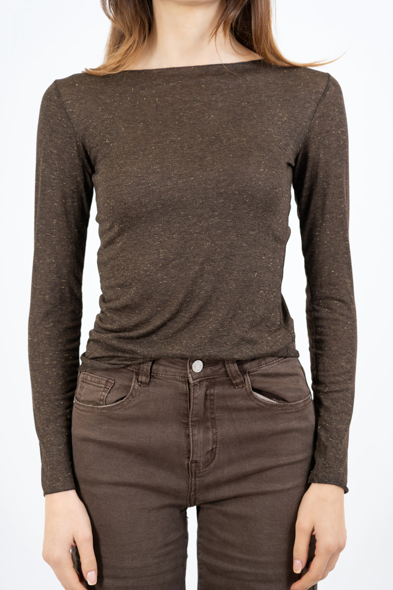 modella indossando Maglia basic girocollo in viscosa elasticizzata con filo laminato colore Marrone Unica