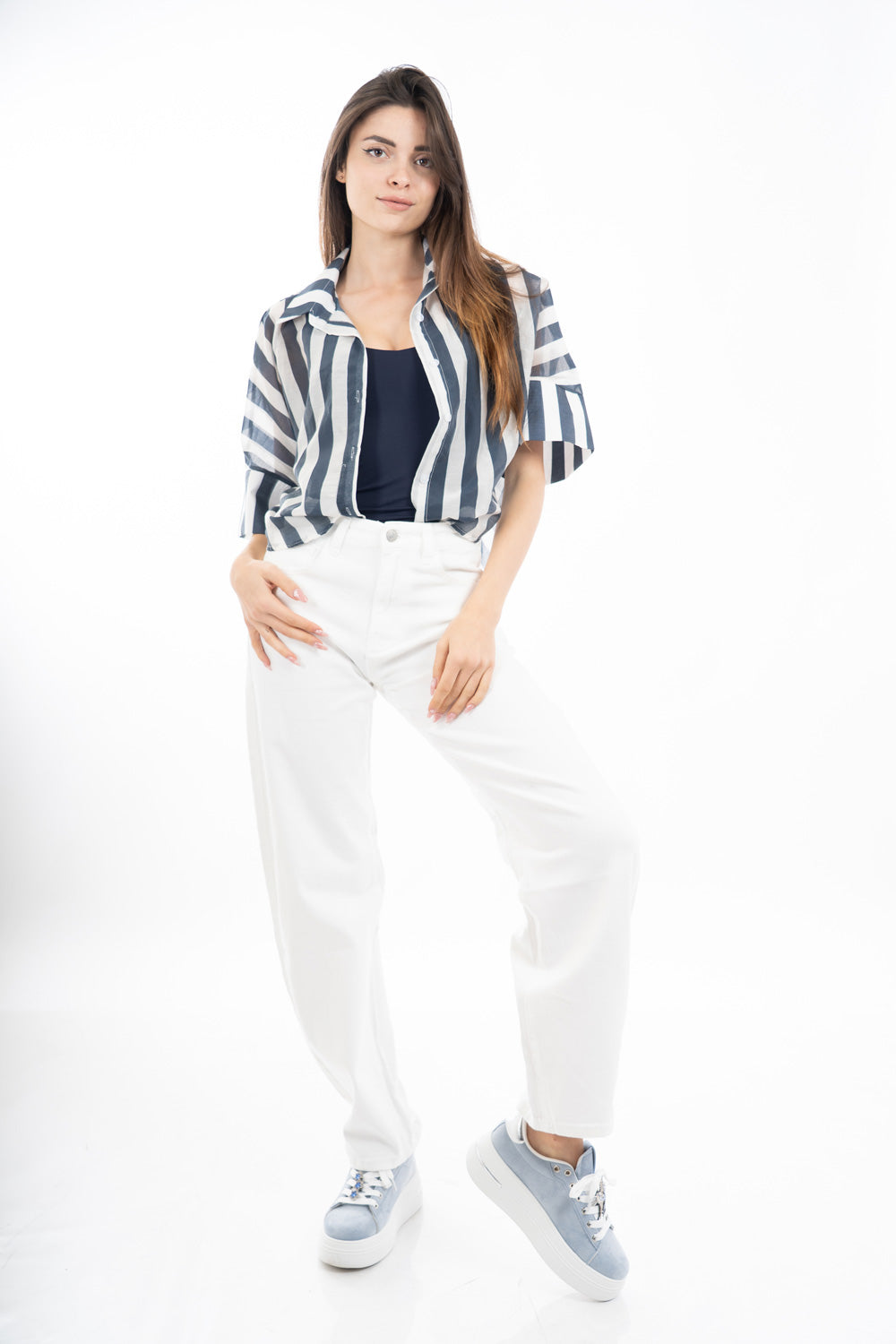 modella indossando Jeans bianchi wide leg in denim elasticizzato a vita alta colore