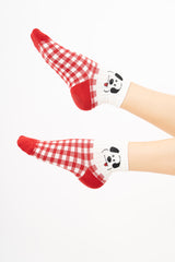 modella indossando Calzini donna fantasia quadretti con cane colore Rosso Unica
