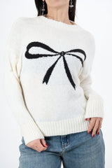 modella indossando Maglione morbido con motivo fiocco e vestibilità comoda colore Panna-Nero Unica