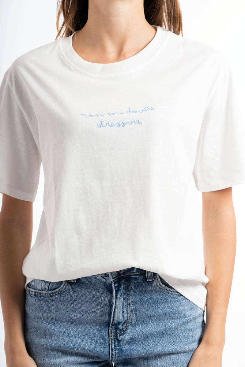 modella indossando T-shirt scritta “Non mi dovete stressare” colore Bianco-celeste Unica