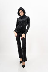 modella indossando Cappuccio CozyFur in Maglia colore