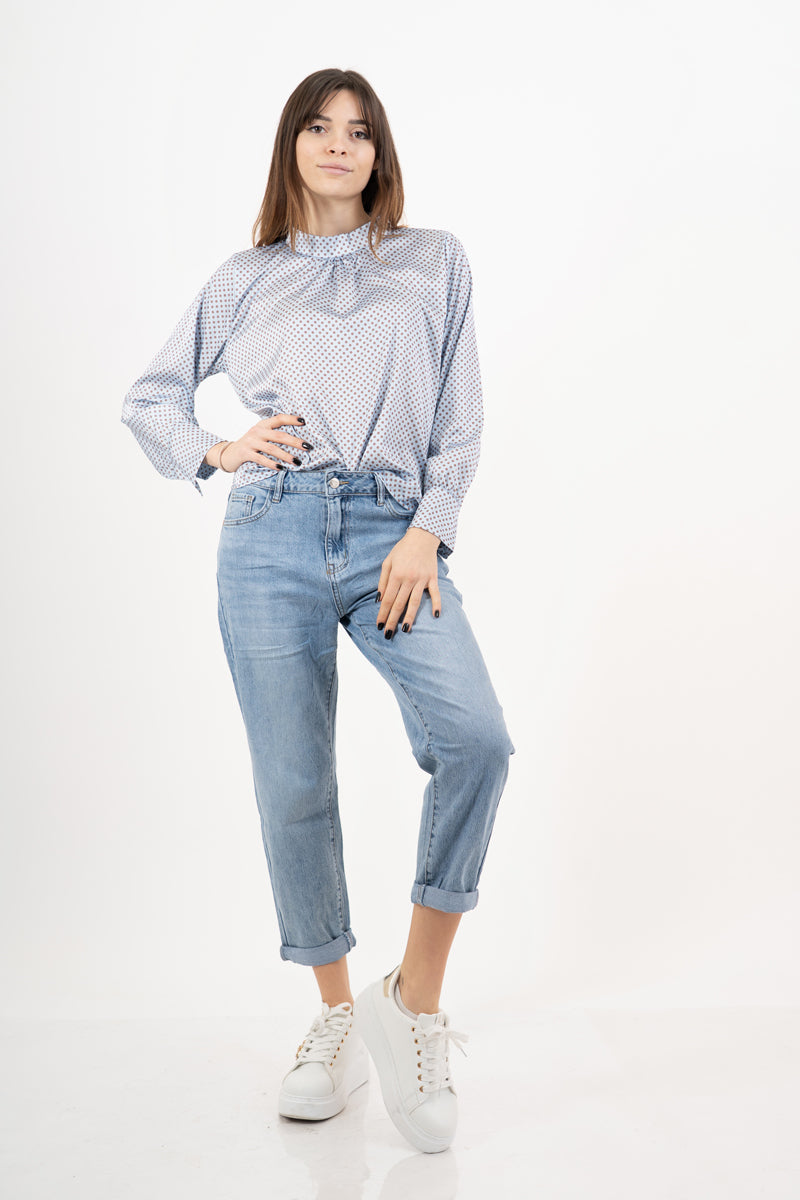 modella indossando Blusa in raso a pois con collo coreano e maniche arricciate colore