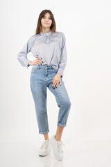 modella indossando Blusa in raso a pois con collo coreano e maniche arricciate colore