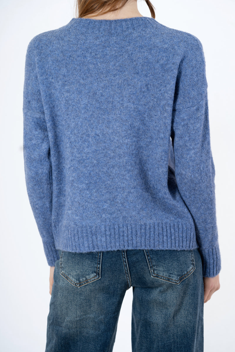 modella indossando Maglione girocollo con scritta “Bella e impossibile” in misto lana Made in Italy colore