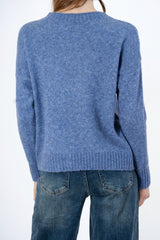 modella indossando Maglione girocollo con scritta “Bella e impossibile” in misto lana Made in Italy colore