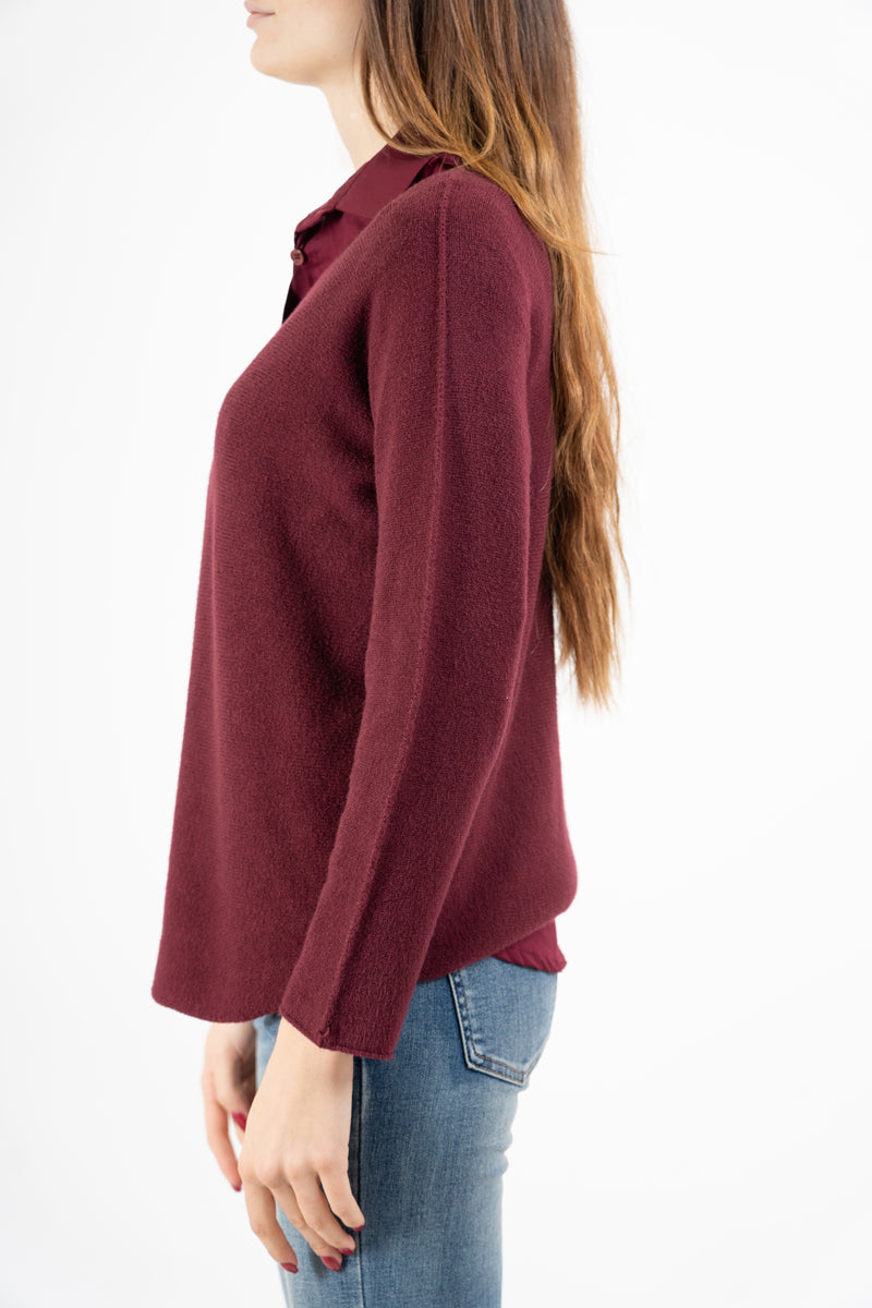 modella indossando Maglia over con scollo a V e orlo stondato in viscosa colore