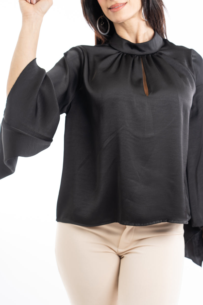 modella indossando Blusa in raso con maniche pipistrello e scollo a goccia colore Nero Unica