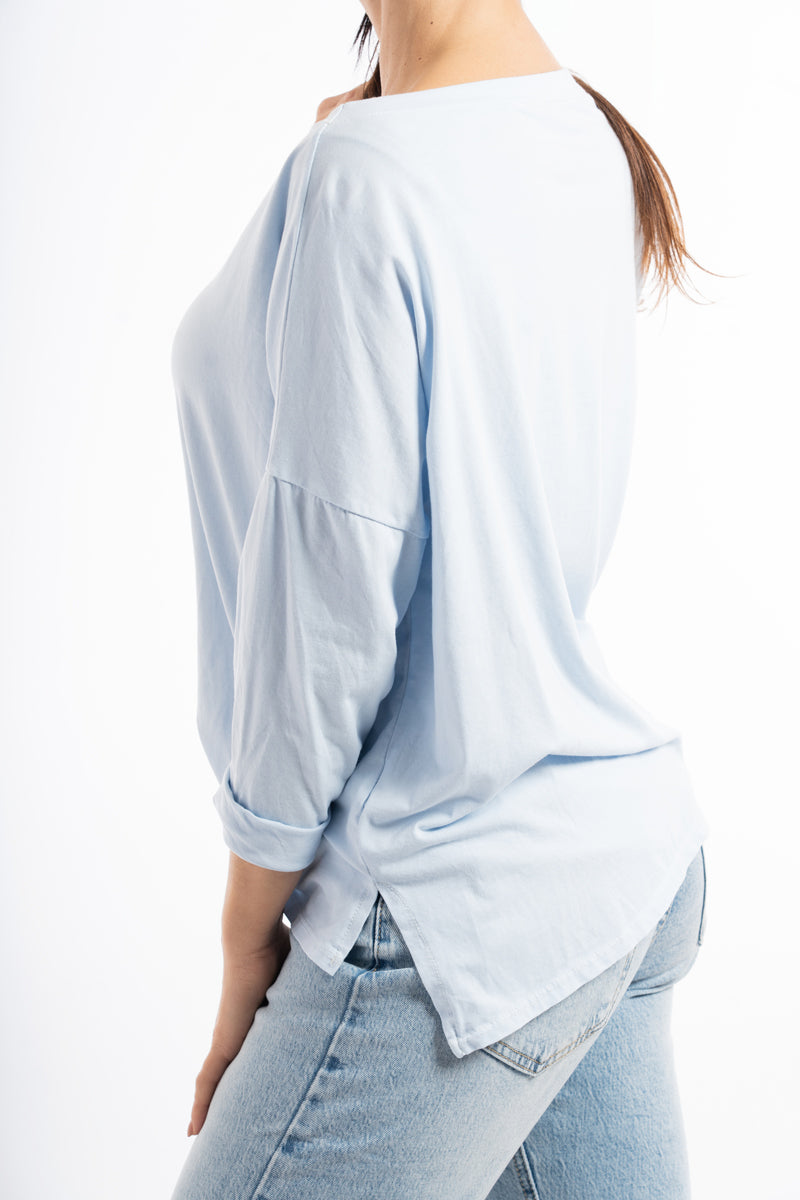 modella indossando Maglia over in cotone elasticizzato con scollo ampio e spacchi laterali colore