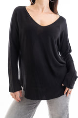 modella indossando Maglia over scollo V in misto viscosa con bordo pulito colore Nero Unica