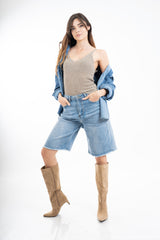 modella indossando Bermuda in denim con orlo sfrangiato e vestibilità dritta colore
