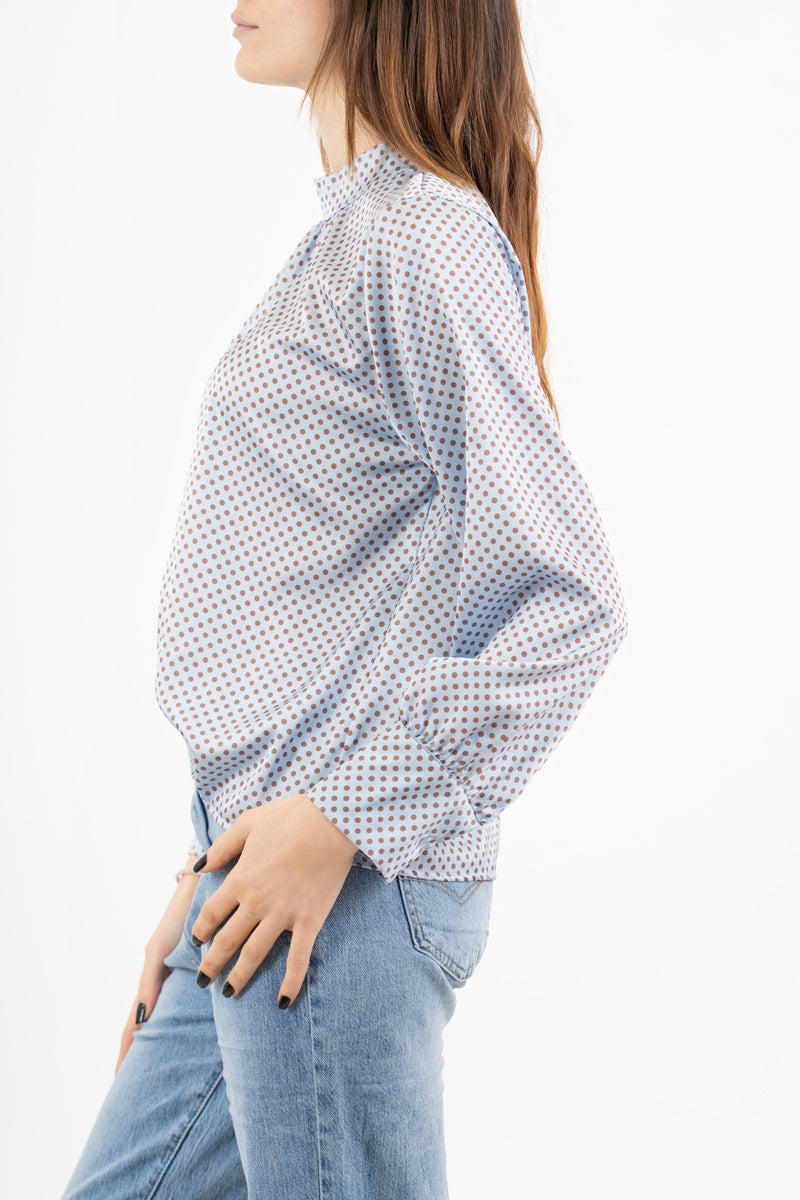 modella indossando Blusa in raso a pois con collo coreano e maniche arricciate colore
