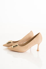 modella indossando Décolleté beige con fibbia dorata e tacco sagomato colore